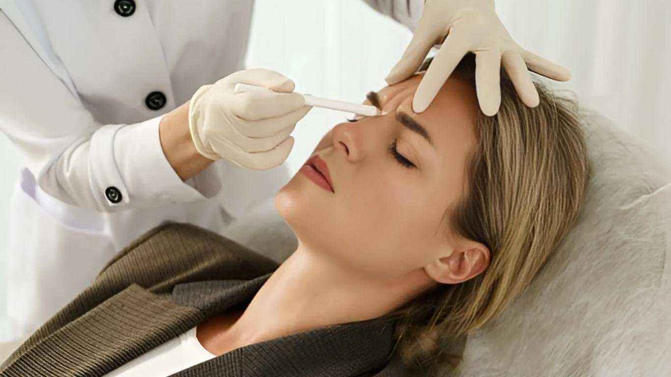 How Much Does Botox Cost in Toronto? | Full Botox Pricing Breakdown - clinician administering Botox injection to woman in Toronto clinic